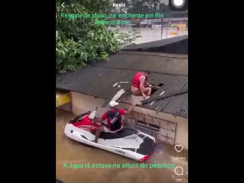 Idoso precisa ser resgatado às pressas pelo telhado