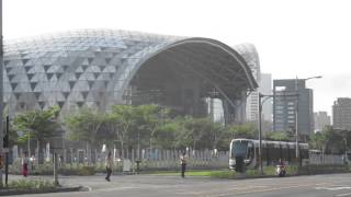 高雄輕軌試運轉通過高雄展覽館附近