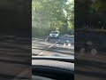 Enten Familie überquert die Straße