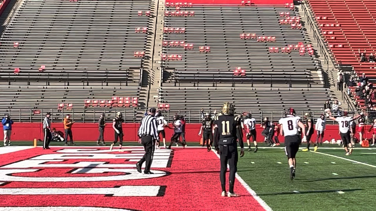 Carson Wolff throws a 2-point conversion pass to Carl Forebaugh to tie the score at 21