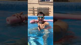 El Niño Pesado De La Piscina