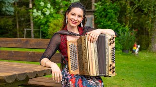 Claudia Hinker spielt den KAISER WIESN MARSCH auf ihrer Steirischen Harmonika! chords