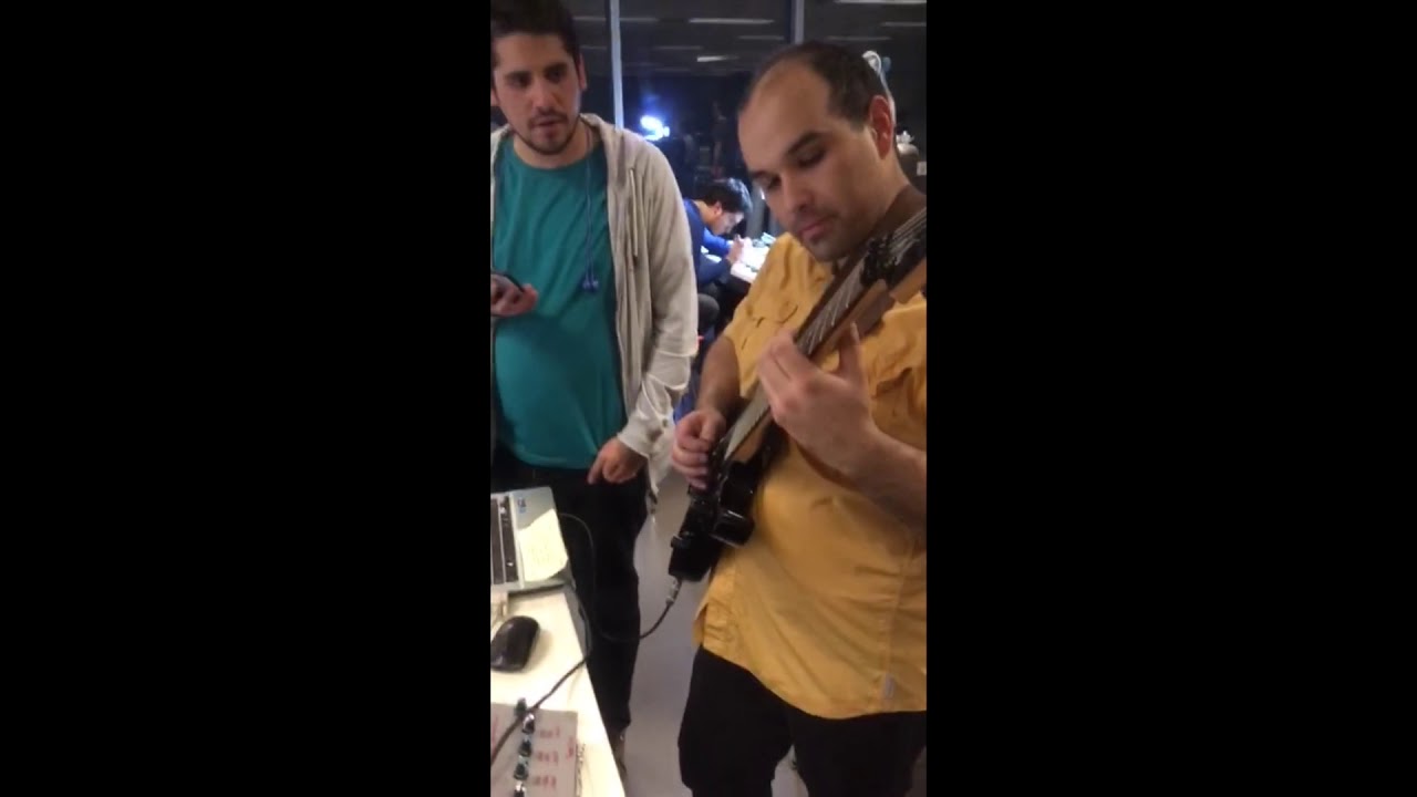 Taller de Pedales de Distorsión en Fab Lab - Probando el Ghetto Distortion.