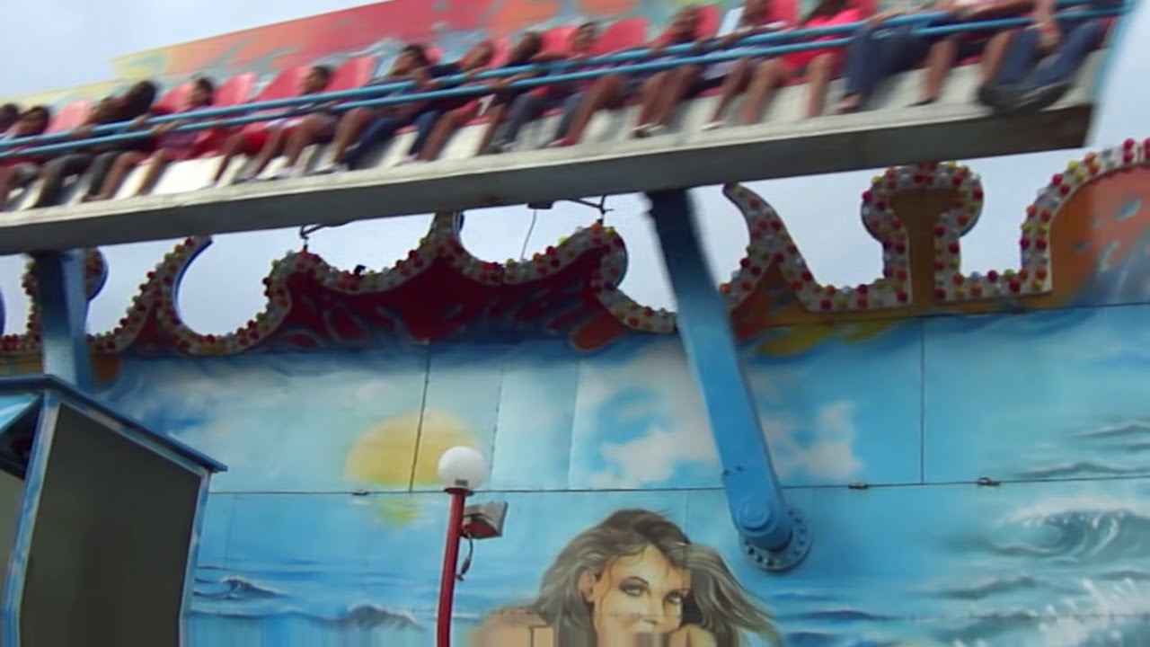Os boladões cheios de coragem no brinquedo surf no parque de Nova ...