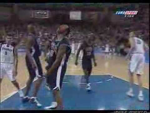 40-year old Vince Carter dunks his way to King-sized…