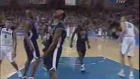 Vince Carter Dunk over Weis (best copy) - DayDayNews