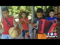 Miren lo que sucede cuando estos niños escuchan el Tema Dama y Parrandera en el Acordeón.