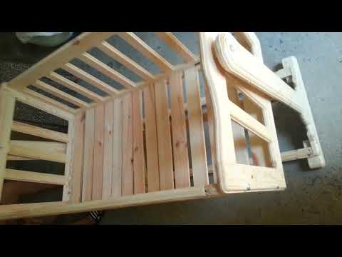 فيديو: سرير أطفال مصنوع من الخشب: نماذج خشبية لحديثي الولادة وألواح رقائقية وصنوبر صلب وخشب طبيعي آخر