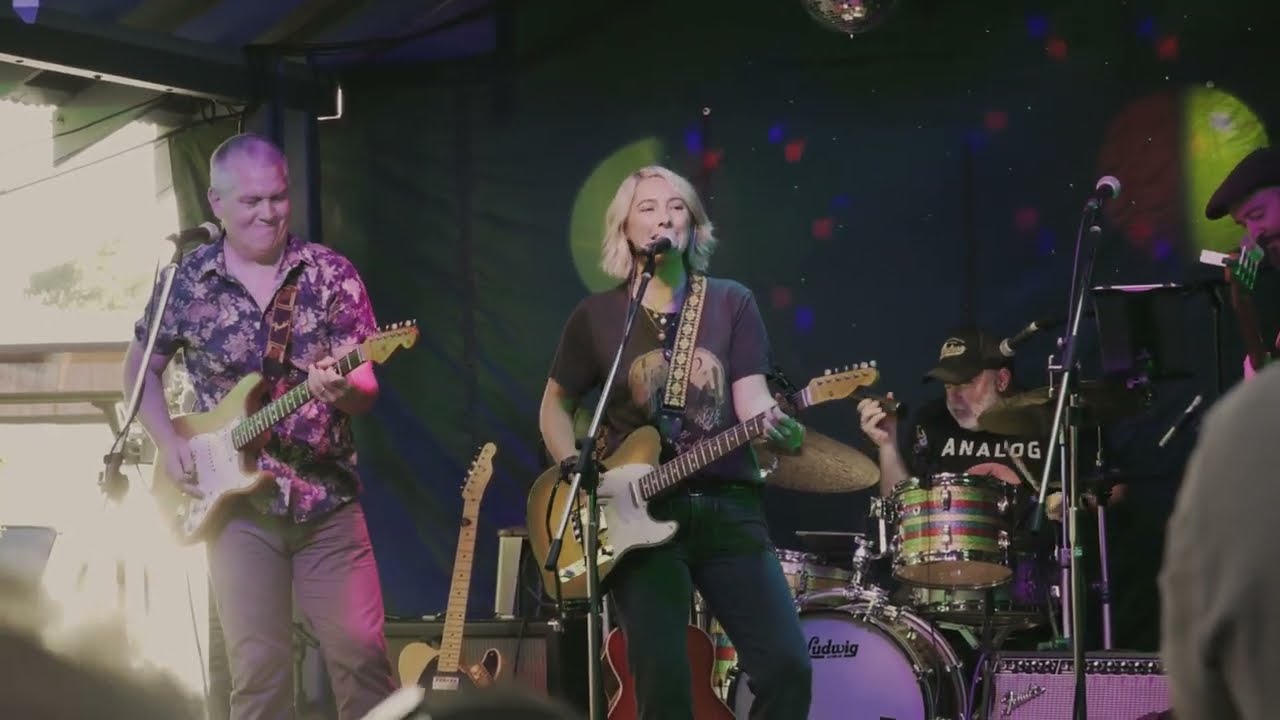 "Buffalo Woman" LIVE Kim McCartin’s rockin' Tamworth Hotel Performance