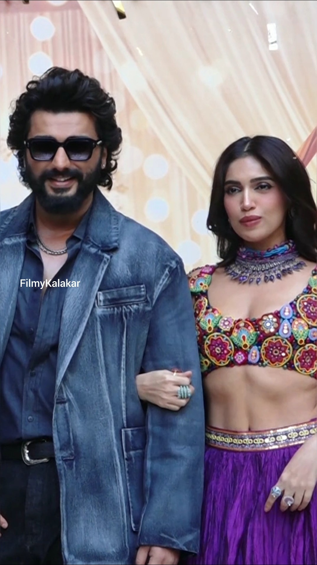 #bhumipednekar flashing her chiseled abs in elegant traditional attire ? #filmykalakar