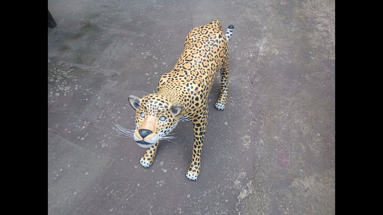 Linda onça de cimento utilizando latas de tinta