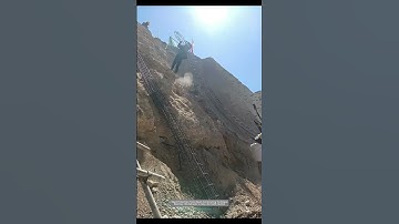 Use Manpower To Carry Up The Reinforcement Cage For Slope Protection Frame Beam Construction !