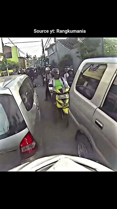 Ibu ini ga terima saat di nasehatin karena menyalip dengan melawan arah🗿 #viral #motovlog #shorts