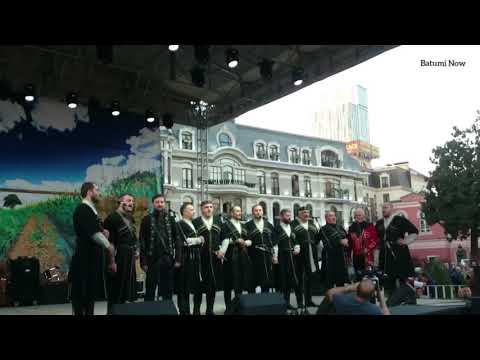 Танцуют и поют грузины/Georgians dance and sing/ქართველები ცეკვავენ და მღერიან/cekvaven da mgerian