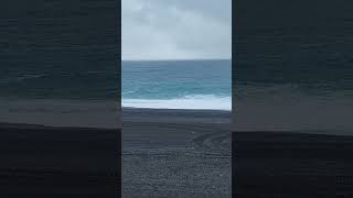 フィールドレコーディング 071 雨と海、砂利浜に残るキャタピラの跡。