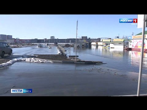 В Омске на территорию Торгового города хлынула вода с полей Омского аэропорта