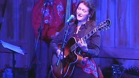 Carolyn Martin sings "Crazy" at Fishstock 2011