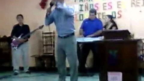 Tocando piano el hermano Leonel Quezada