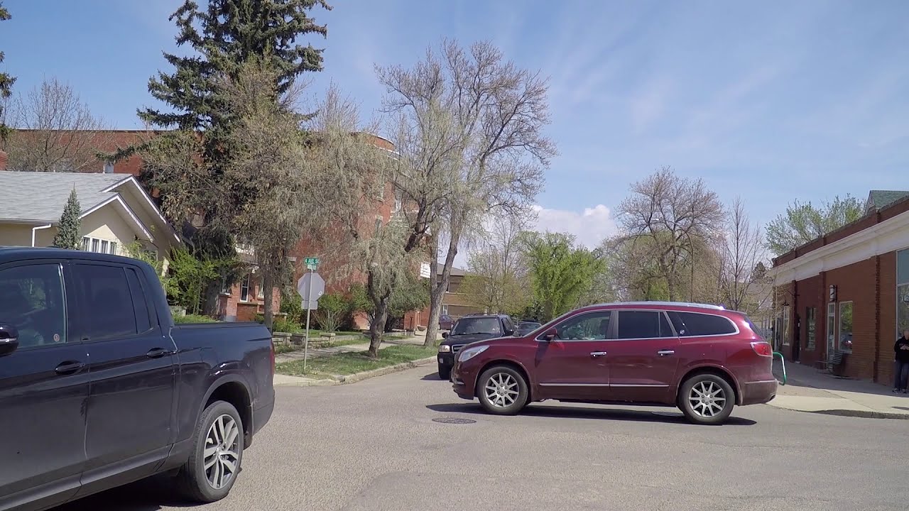 Driving in Medicine Hat, Alberta, Canada. Life in the City. Homes