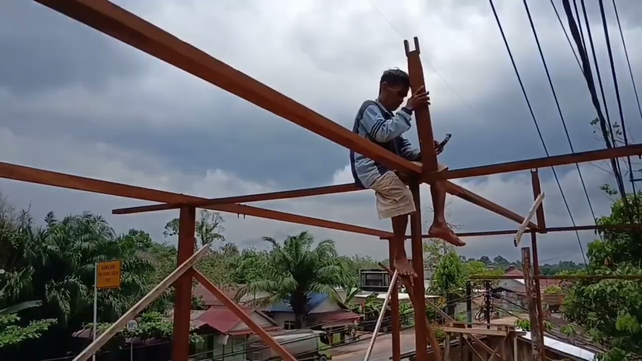 RUMAH KAYU DAN BATU BERTINGKAT