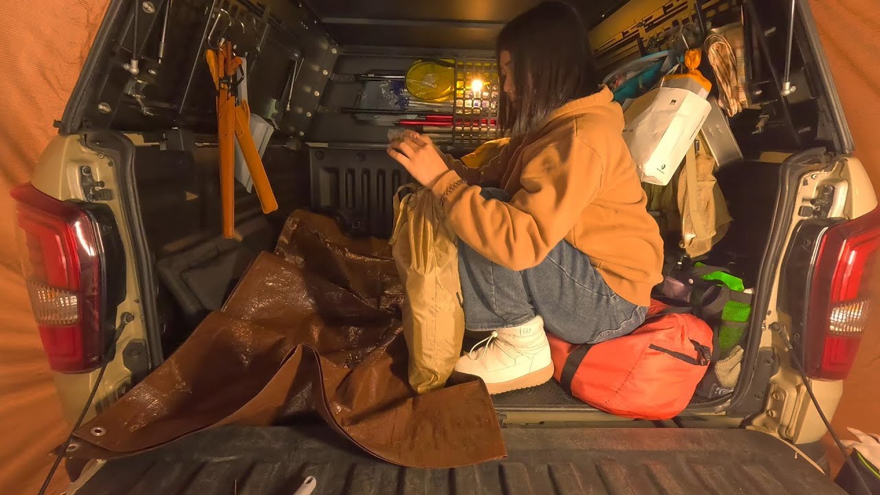 [캠핑 브이로그] 비 내리는 강가에서 차박. 닭구이와 낭만 있는 짐칸취침