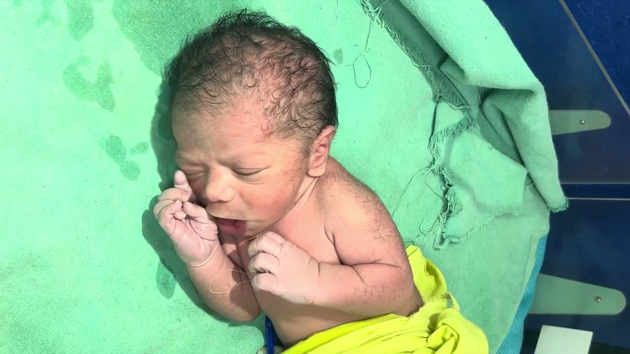 Pehli Dress 👶 Baby Ka Reaction Dekho 😍 #bantuyadavg #trending #viralvideo 