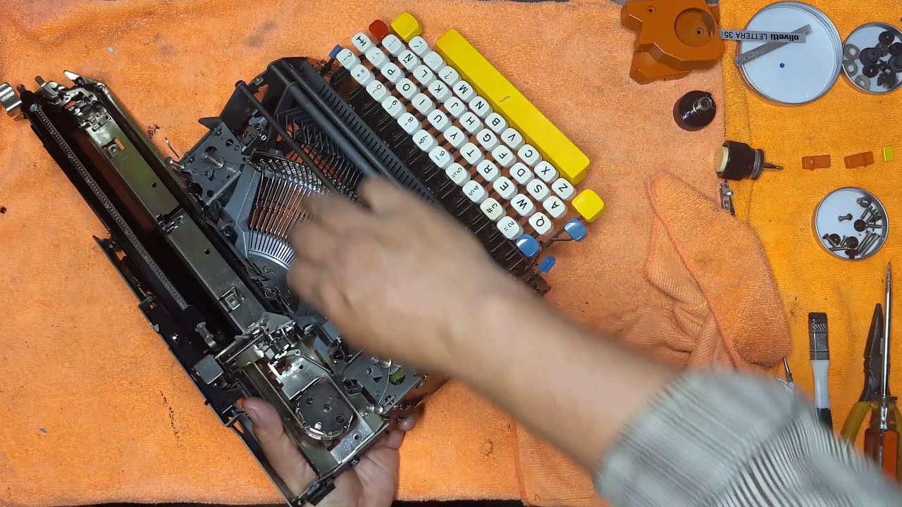Armado de máquina de escribir mecánica olivetti leterra 35 rainbow