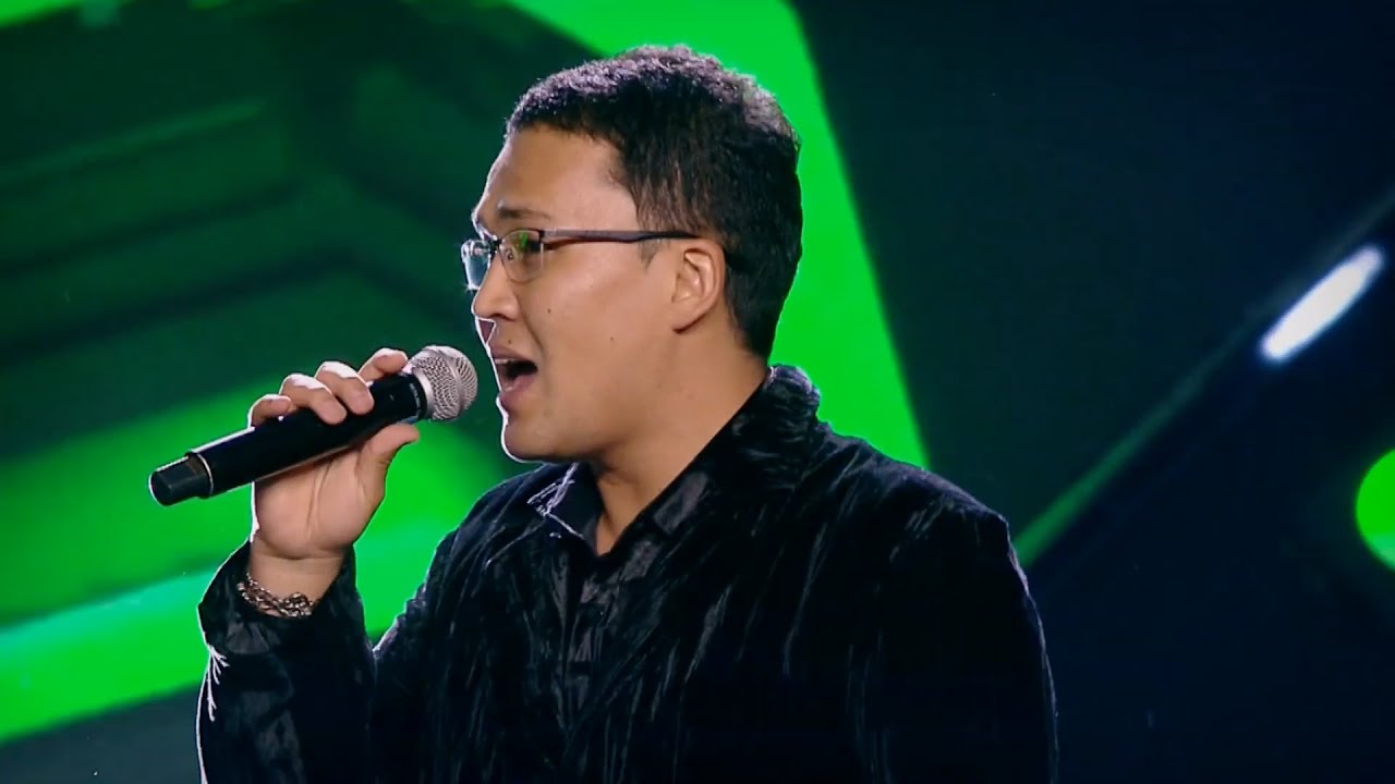 Біреуі ұстайды, екіншісі жалайды