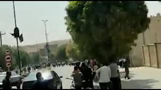 İranda Halk Ayaklandı Polis Göstericilere Ateş Ediyor