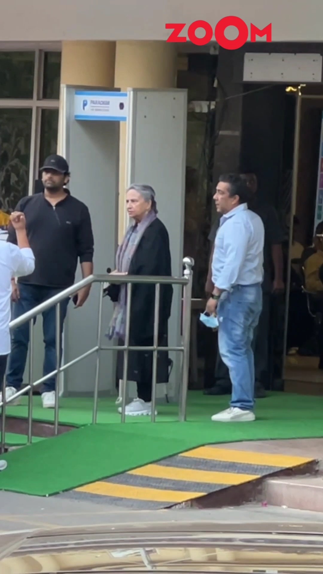 Sharmila Tagore seen LEAVING from Lilavati hospital after taking son Saif's health update ? #shorts