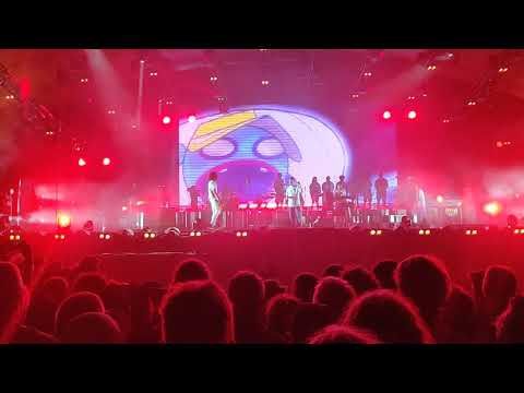 Gorillaz rapper falls down - Roskilde festival 2018