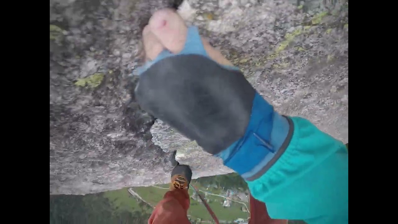 climbing Luna nascente (pitch 7 & 8) in Val di Mello - Italy