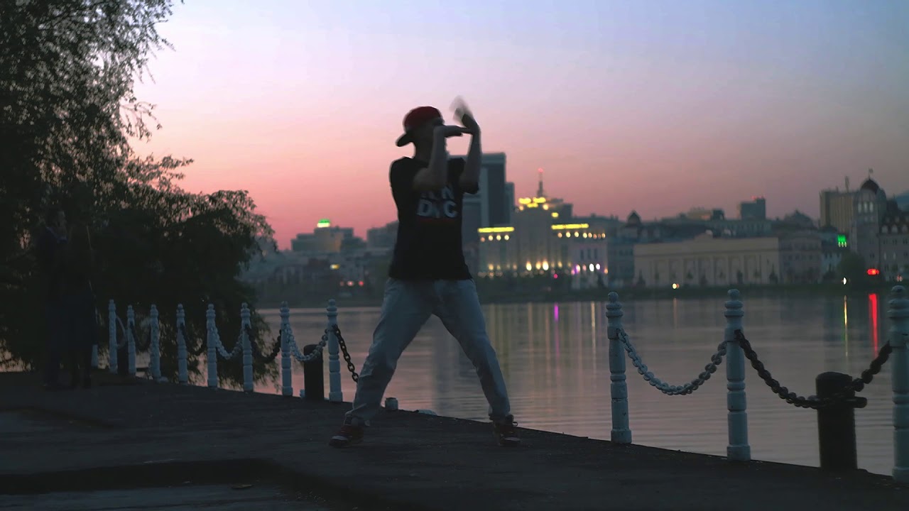 Как называется песня москва танцуй казань. Танцы на набережной. Танцы на набережной Екатеринбург. Тип танцует на набережной утром. Фото девушка на набережной Казань.