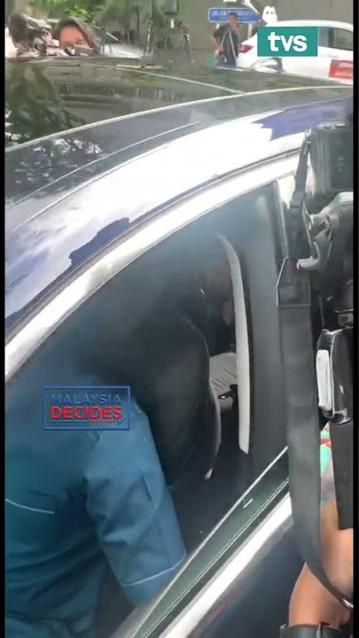 Datuk Seri Ahmad Faizal Azumu dilihat memasuki pekarangan kediaman Pengerusi Perikatan Nasional