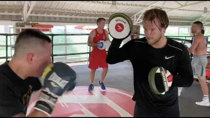 ALWAYS LEARNING! BRITISH CHAMP LEE McCGREGOR TOUGH PAD WORKOUT WITH BEN DAVISON / IN FUERTEVENTURA