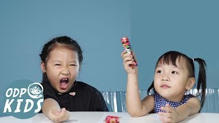Bé thử đồ ăn vặt ngày xưa Ô Mai Giun, Mì Trẻ Em,... | ODP KIDS REACT