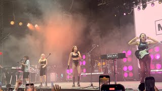 MUNA ft Phoebe Bridgers performing Silk Chiffon at Coachella W2