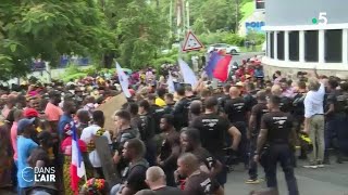 L'enfer de Mayotte : l'extrême droite en embuscade - Reportage #cdanslair 12.02.2024