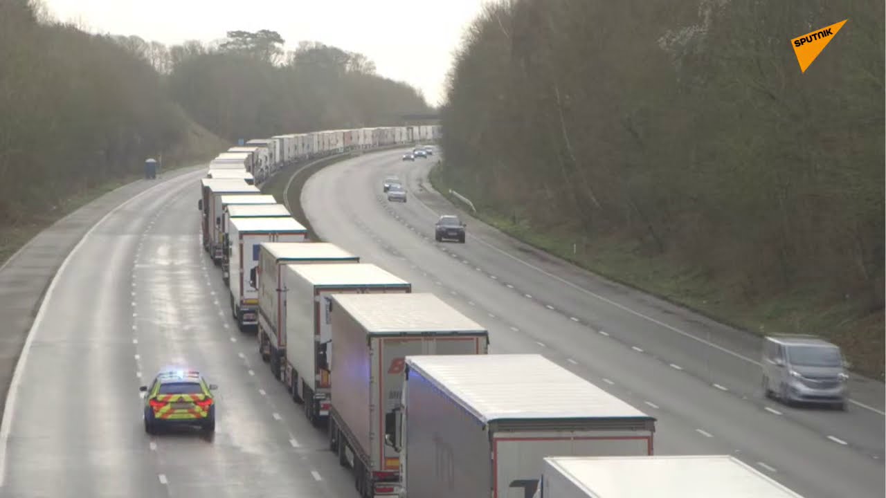 Ουρές χιλιομέτρων από φορτηγά στη Βρετανία μετά την απομόνωσή της από την Ευρώπη - Ζωντανή εικόνα
