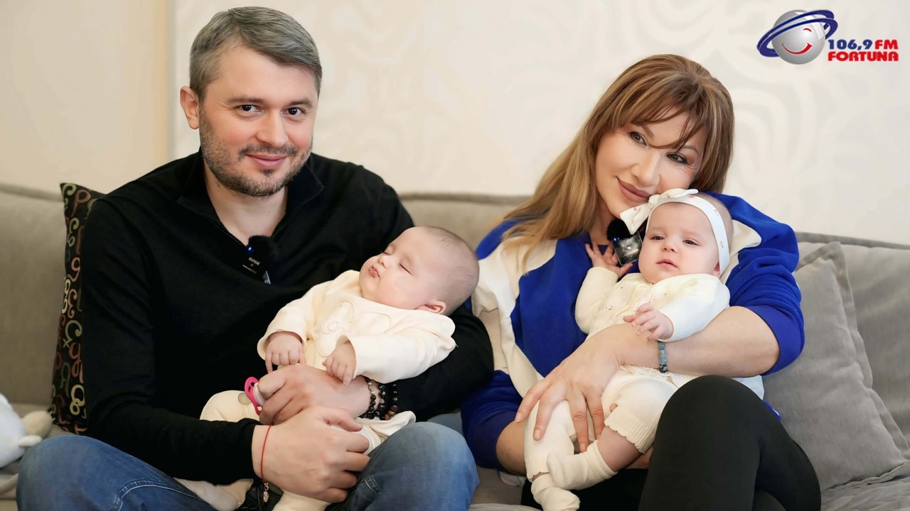 თამუნა ამონაშვილი და რეზი არჩვაძე ტყუპებთან ერთად რადიო „ფორტუნას“ ობიექტივში