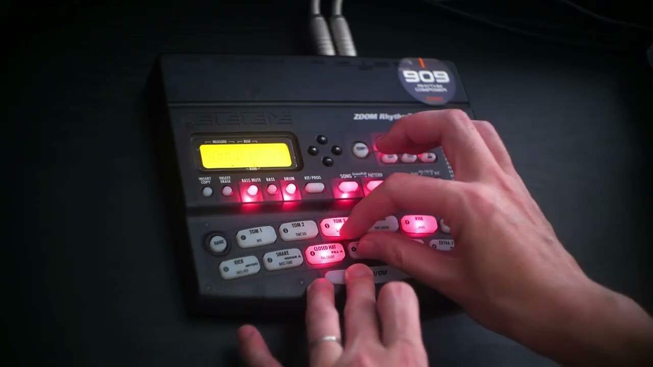 Zoom RhythmTrak RT-223Techno Jam With GroovePLAY Mode - YouTube