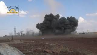 لحظة سقوط برميل متفجر بالقرب من المدنيين في ريف ادلب
