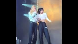 lisa and rosé vibing on typa girl (Jennie rap) day 2 in hongkong, BORNPINK CONCERT ✨