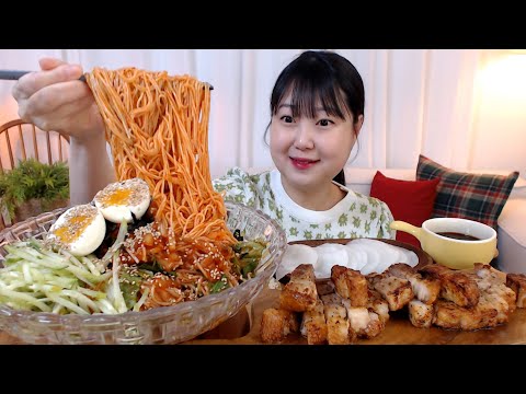 매콤달콤 김치비빔국수 통삽겹바베큐 먹방 Mukbang Spicy Kimchi <strong>Bibim</strong>-Guksu Pork belly BBQ Koreanfood Noodles