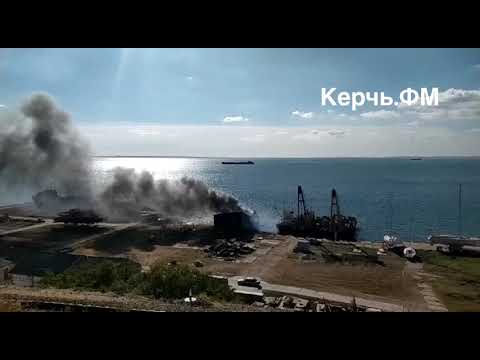 В Керчи произошел сильный пожар при разборке судна