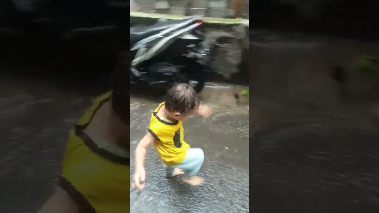 Baby H & Dul mandi udan😁