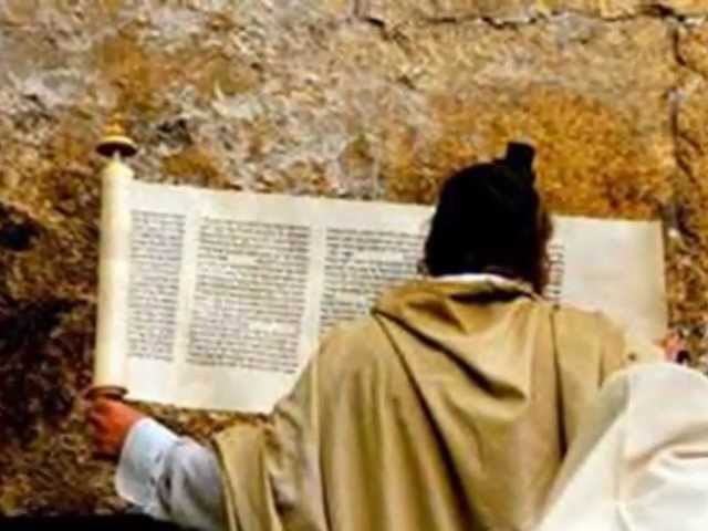 Guarda The Purim Megillah in 4 1/2 Minutes su YouTube Guarda The Purim Megillah in 4 1/2 Minutes su YouTube