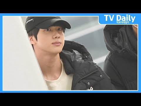 방탄소년단(BTS) 진(Jin), &amp;#39;기둥뒤에 숨어 얼굴만 <strong>빼꼼</strong>&amp;#39;&amp;#39;