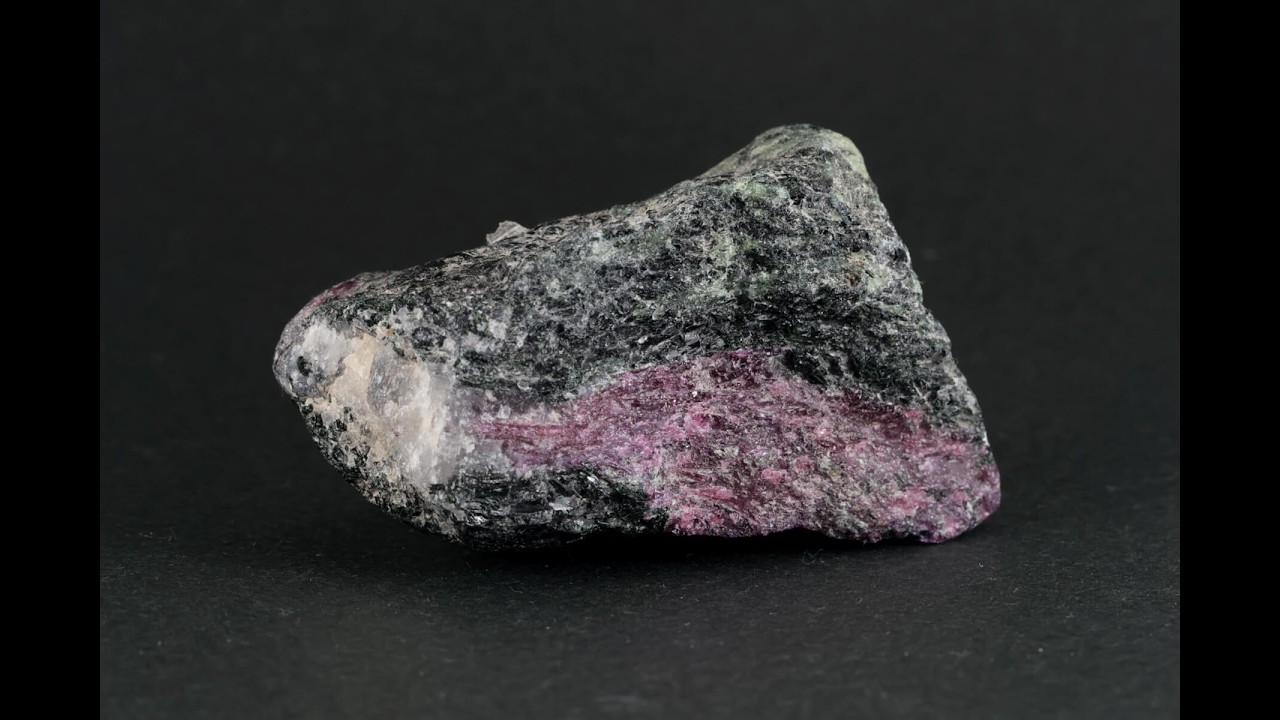 ルビーインゾイサイト 原石 117g / Ruby In Zoisite - YouTube