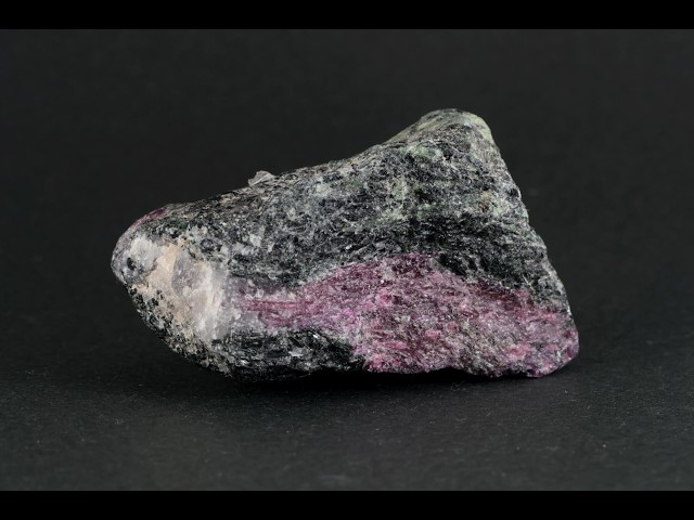 ルビーインゾイサイト 原石 ルビーインゾイサイト 原石 117g / Ruby In Zoisite - YouTube